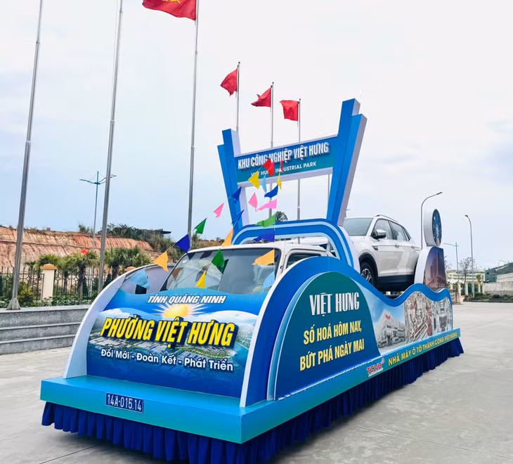 Mô hình xe diễu hành của phường Việt Hưng tham gia diễu hành, tập kết từ 28/4 và tham gia các hoạt động quan trọng của Carnaval Hạ Long 2026, thu hút đông đảo khách tham quan.