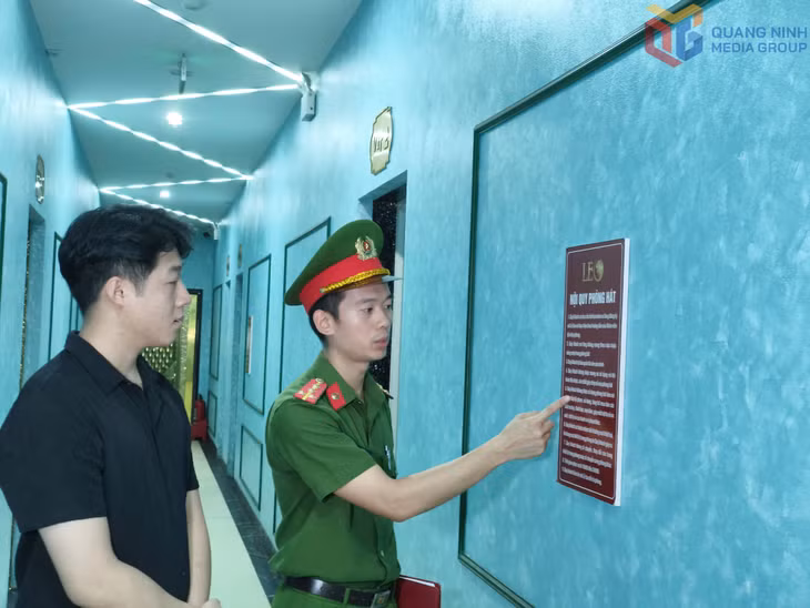 Công an phường Cao Xanh tuyên truyền cơ sở kinh doanh dịch vụ trên địa bàn chấp hành nghiêm các quy định pháp luật về phòng chống tội phạm ma túy.