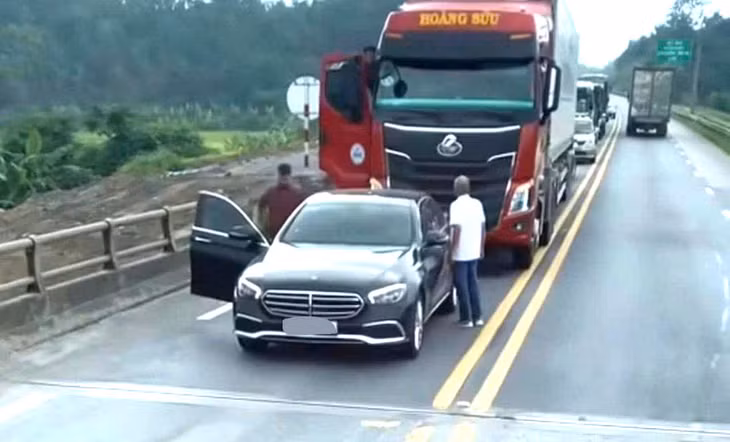 Xe ôtô Mercedes chặn đầu xe container trên cao tốc Nội Bài - Lào Cai. Ảnh: Cục CSGT