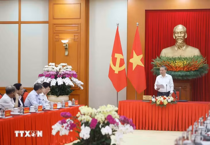 Tổng Bí thư, Chủ tịch nước Tô Lâm nêu rõ, việc tổng kết 100 năm Đảng lãnh đạo cách mạng Việt Nam, định hướng lãnh đạo phát triển đất nước trong 100 năm tiếp theo và tổng kết 40 năm thực hiện Cương lĩnh xây dựng đất nước trong thời kỳ quá độ lên chủ nghĩa xã hội là một nhiệm vụ chính trị đặc biệt quan trọng - Ảnh: TTXVN