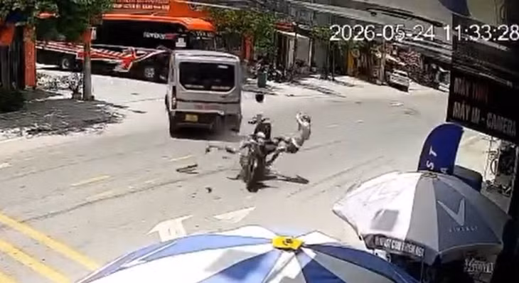 Thời điểm xảy ra vụ tai nạn, xe máy tông vào xe khách. Ảnh: Cắt từ video người dân cung cấp