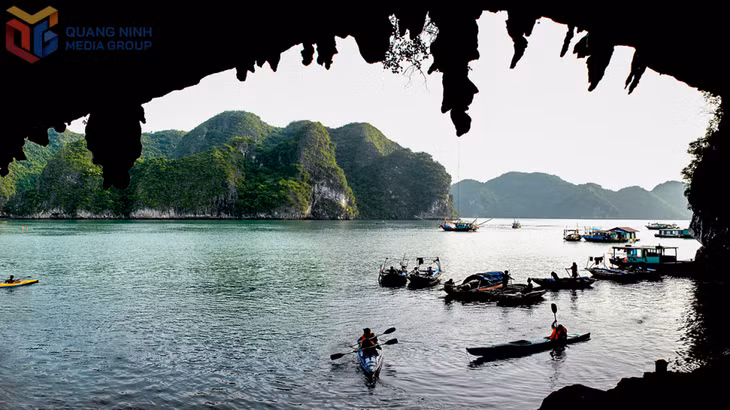 Cửa hang Bồ Nâu (cách đảo Bồ Hòn khoảng 2-3km về phía Tây Nam).