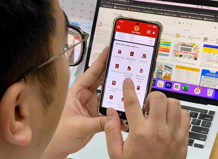 Theo lãnh đạo Cục Thuế, người dân có thể vào eTax Mobile để tra cứu thông báo về nợ thuế, tạm hoãn xuất cảnh - Ảnh: NAM TRẦN