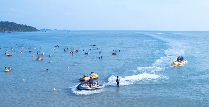 Các hoạt động thể thao, giải trí trên biển như mô tô nước, kéo phao chuối thu hút đông đảo du khách trải nghiệm.