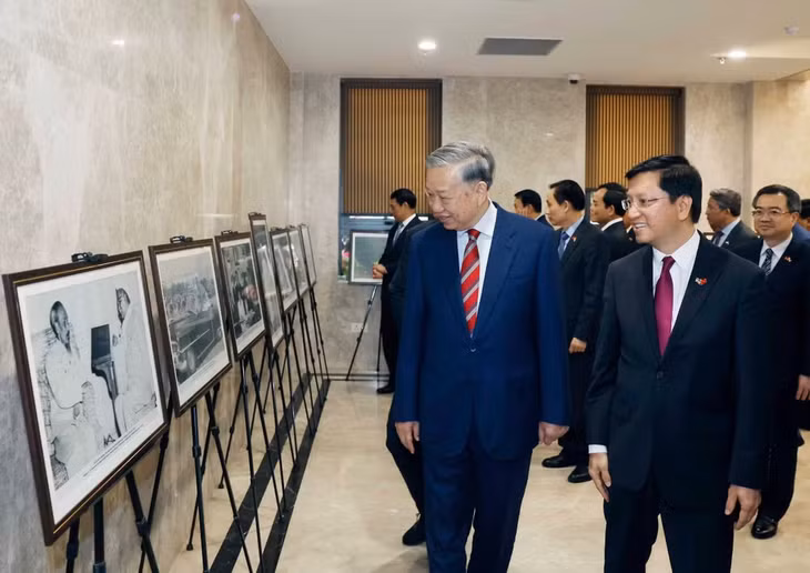 Tổng Bí thư, Chủ tịch nước Tô Lâm xem trưng bày một số hình ảnh tiêu biểu về quan hệ Việt Nam-Ấn Độ. (Ảnh: TTXVN)