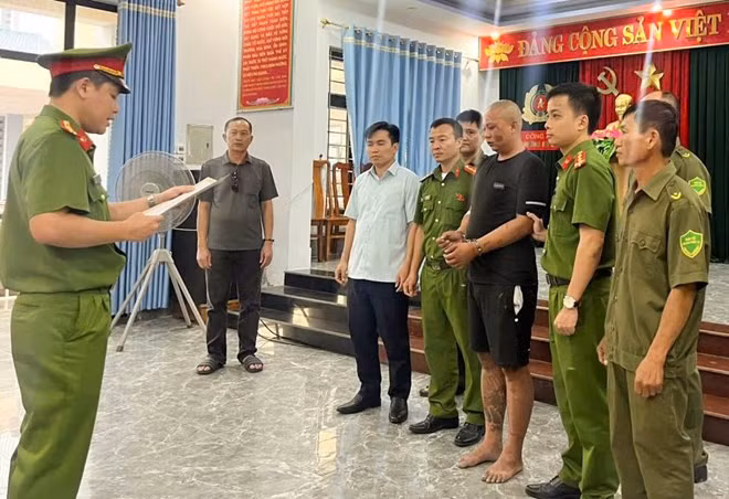 Tống đạt quyết định giữ người trong trường hợp khẩn cấp đối với Nguyễn Viết Hoàng để điều tra về hành vi giết người. Ảnh: Công an tỉnh Quảng Trị