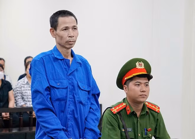 Bị cáo Cao Văn Hùng lĩnh án tử hình, khi nghe tòa tuyên án. Ảnh: Quang Việt