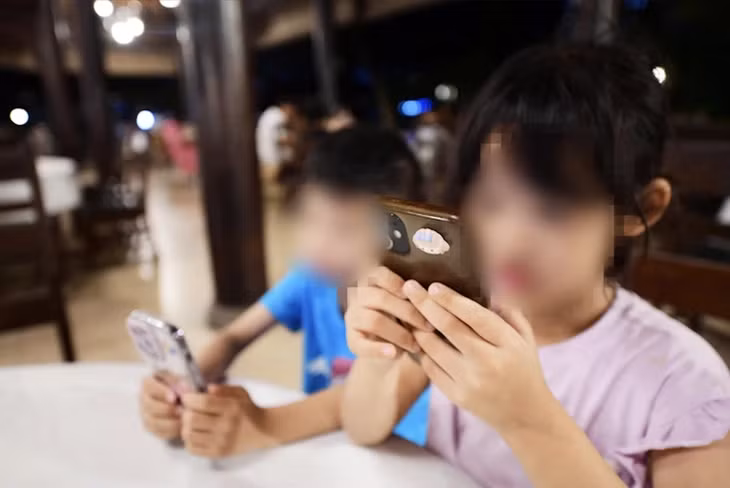Nhiều cha mẹ "giao" con cho điện thoại, rồi sau đó giật mình khi thấy con nghiện thiết bị này - Ảnh: QUANG ĐỊNH