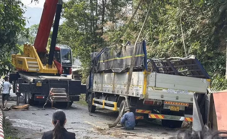 Lực lượng cứu hộ đưa xe tải bị nạn ra khỏi hiện trường để bảo đảm giao thông thông suốt trên đèo Vi-Ô-Lắc.