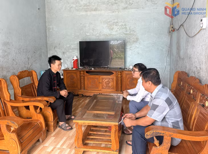 Cán bộ xã Quảng Đức tuyên truyền, hướng dẫn người DTTS trên địa bàn tìm hiểu và tham gia BHYT theo Nghị quyết số 91/2025/NQ-HĐND của HĐND tỉnh.