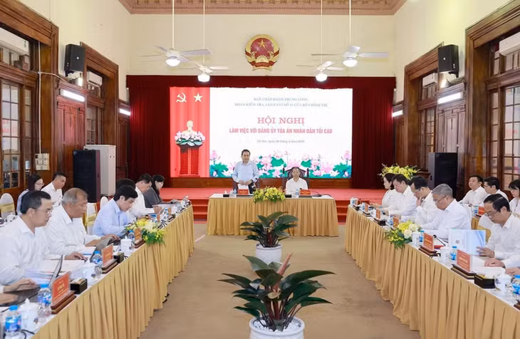 Chủ tịch Quốc hội Trần Thanh Mẫn, Trưởng Đoàn Kiểm tra, giám sát số 11 của Bộ Chính trị, Ban Bí thư chủ trì Hội nghị làm việc với Đảng ủy Tòa án nhân dân Tối cao - Ảnh: TTXVN