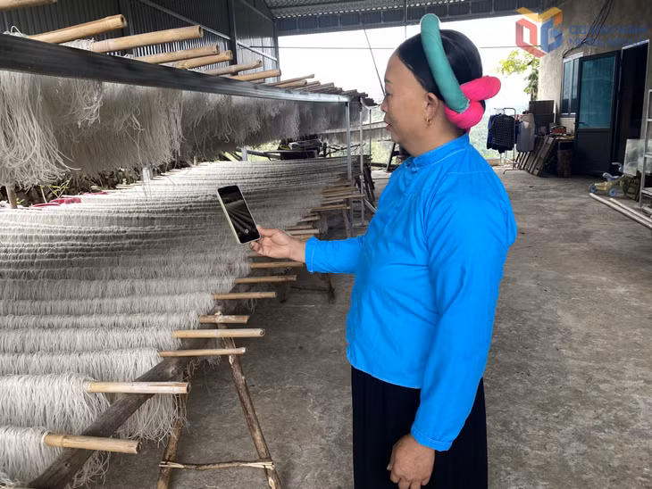 Chị Nình Móc Nui, chủ cơ sở sản xuất miến dong tại xã Đông Ngũ, thường xuyên giới thiệu sản phẩm, bán hàng qua mạng.
