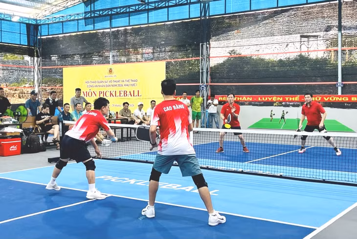 Lãnh đạo Công an tỉnh Quảng Ninh và Công an tỉnh Cao Bằng tranh tài trên sân 368 (phường Bãi Cháy).