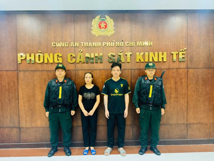 Vũ Thị Ngọc Anh và Nguyễn Duy Tấn bị bắt vì buôn lậu vàng 9999 - Ảnh: Công an TP.HCM
