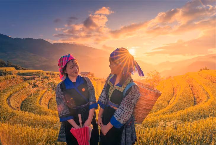 Anh Nguyễn Khánh Vũ Khoa, nhiếp ảnh gia TPHCM, nhận xét: “Mù Cang Chải không chỉ đẹp bởi cảnh sắc thiên nhiên. Đẹp nhất có lẽ ở con người nơi đây, vẻ đẹp trong trẻo mộc mạc như mảnh đất Tây Bắc có thể nhìn thấy ở nụ cười của những bé gái gùi hoa gùi lúa, ở cả đàn ông và phụ nữ cặm cụi gieo trồng, cấy hái để có được bông lúa chín“.