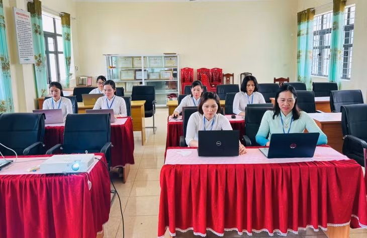 Chi bộ 2 (Trường Mầm non Cô Tô) tổ chức sinh hoạt chuyên đề với nội dung "Học tập và làm theo tư tưởng, đạo đức, phong cách Hồ Chí Minh gắn liền với nâng cao chất lượng chăm sóc, nuôi dưỡng, giáo dục trẻ".