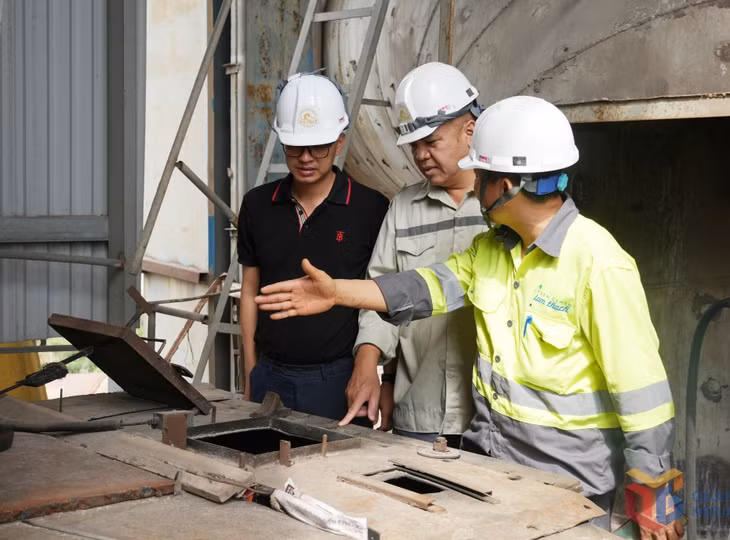 Đoàn công tác kiểm tra vị trí cấp rác công nghiệp vào lò đốt.