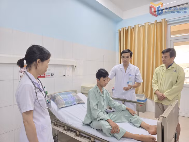 Cháu Trần Công Hoàng Dương (14 tuổi, xã Quảng Hà) là một trong những bệnh nhân được điều trị bằng kỹ thuật phẫu thuật Nuss cải tiến điều trị lõm ngực bẩm sinh cho người bệnh tại Bệnh viện Bãi Cháy.