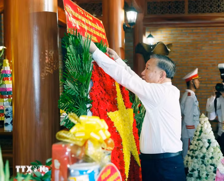 Tổng Bí thư, Chủ tịch nước Tô Lâm dâng hoa tưởng niệm Chủ tịch Hồ Chí Minh, Đại tướng Võ Nguyên Giáp và Anh hùng liệt sỹ Võ Thị Sáu tại Nhà thờ Bác Hồ trong khuôn viên Thành ủy Đồng Nai - Ảnh: TTXVN