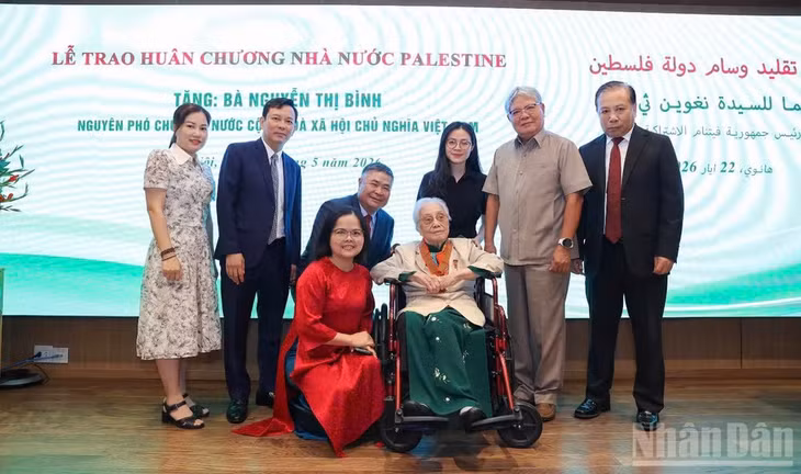 Cán bộ Liên hiệp các tổ chức hữu nghị Việt Nam chụp ảnh kỷ niệm cùng nguyên Phó Chủ tịch nước Nguyễn Thị Bình. (Ảnh: ĐINH HÒA)