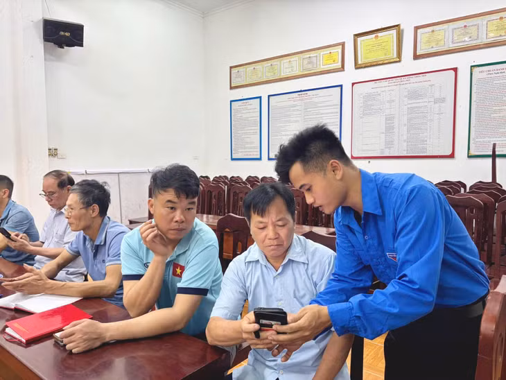 Đoàn thanh niên xã Ba Chẽ hỗ trợ đảng viên các chi bộ cài đặt ứng dụng sổ tay Đảng viên điện tử.