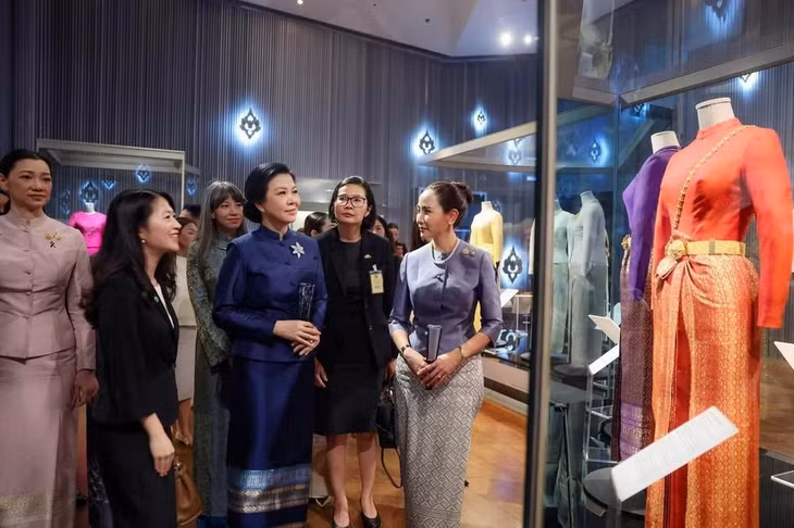 Phu nhân Ngô Phương Ly và Phu nhân Thủ tướng Thái Lan Thananon Charnvirakul thăm Bảo tàng Dệt may Hoàng Thái hậu Sirikit trong khuôn viên Cung điện Hoàng gia Thái Lan.