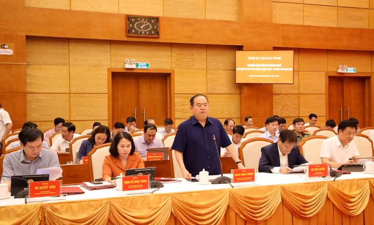 Đồng chí Quản Minh Cường, Ủy viên Trung ương Đảng, Bí thư Tỉnh ủy, Trưởng Đoàn ĐBQH tỉnh, phát biểu chỉ đạo tại buổi làm việc.