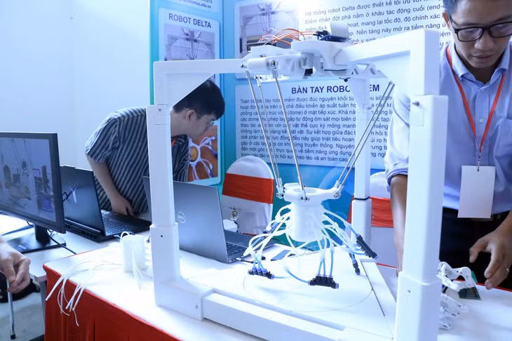 Bàn tay robot mềm được trưng bày tại gian của khoa vật lý - vật lý kỹ thuật, Trường đại học Khoa học tự nhiên (Đại học Quốc gia TP.HCM) - Ảnh: TRỌNG NHÂN