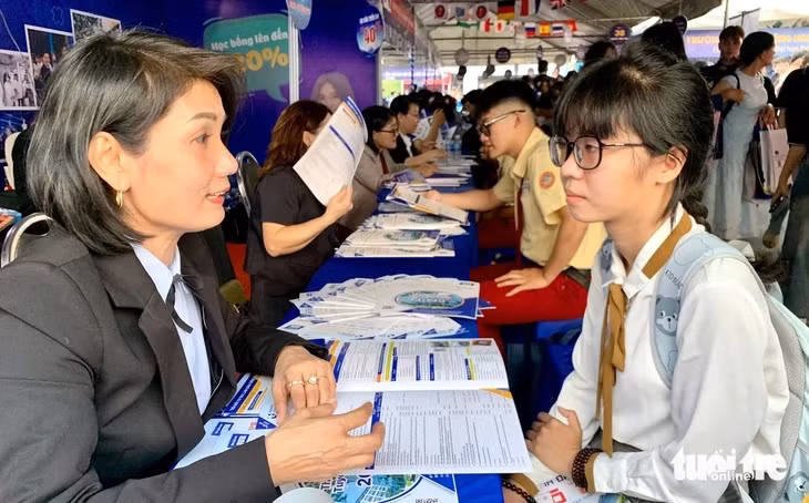 Học sinh tìm hiểu thông tin tuyển sinh và cách thức đăng ký xét tuyển đại học tại gian tư vấn của Trường đại học Công nghiệp TP.HCM trong ngày hội Tư vấn tuyển sinh - hướng nghiệp 2026 do báo Tuổi Trẻ tổ chức - Ảnh: TRẦN HUỲNH