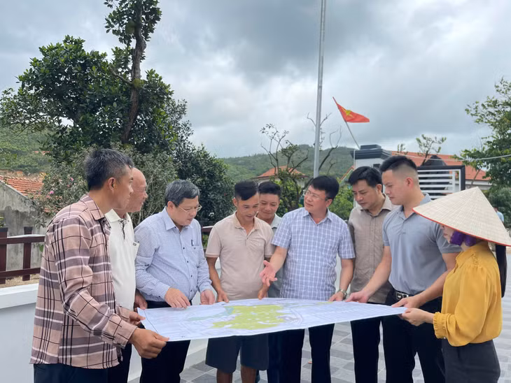 Lãnh đạo phường Việt Hưng kiểm tra tiến độ các dự án trên địa bàn.