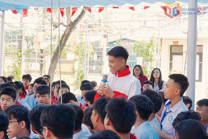 Học sinh trường THPT Đông Thành (phường Đông Mai) tham gia trao đổi, chia sẻ tại buổi truyền thông về SKSS vị thành niên do CDC Quảng Ninh tổ chức. 