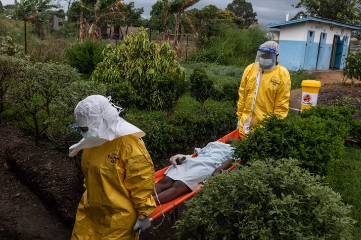 Nhân viên y tế đưa một bệnh nhân Ebola tới trung tâm điều trị ở Rwampara, Congo, ngày 21/5/2026. Ảnh: AP
