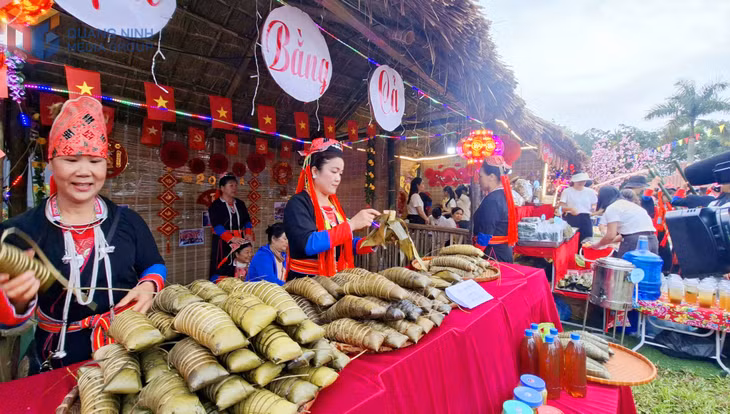 Ẩm thực đặc sắc của đồng bào các dân tộc không chỉ thể hiện nét đẹp văn hóa mà còn là yếu tố thu hút đông đảo khách du lịch quan tâm ở các lễ hội.