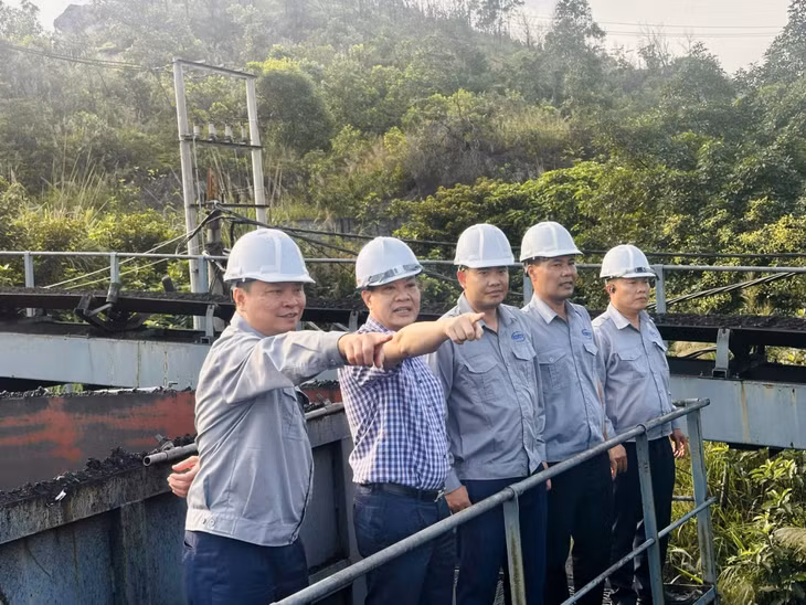 Ban Giám đốc Công ty kiểm tra tình hình sản xuất tại các phân xưởng sàng tuyển, chế biến than.