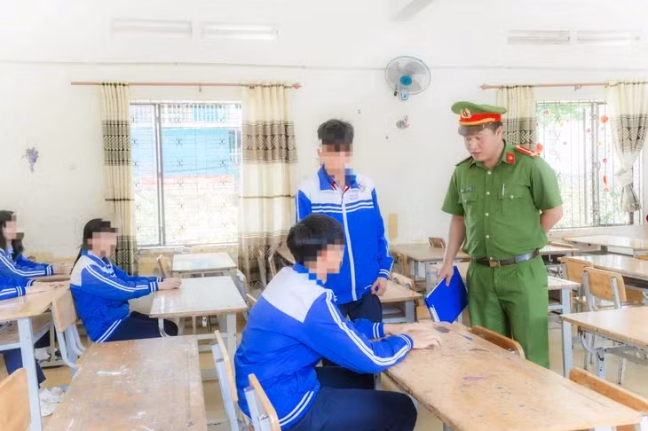 Cơ quan công an làm việc tại trường học, nơi xảy ra vụ việc - Ảnh: công an cung cấp
