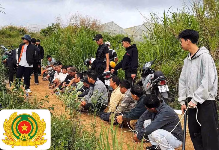 Hơn 20 đối tượng tham gia đá gà ăn tiền tại phường Lâm Viên - Đà Lạt bị công an triệt phá, bắt giữ. Ảnh: Công an