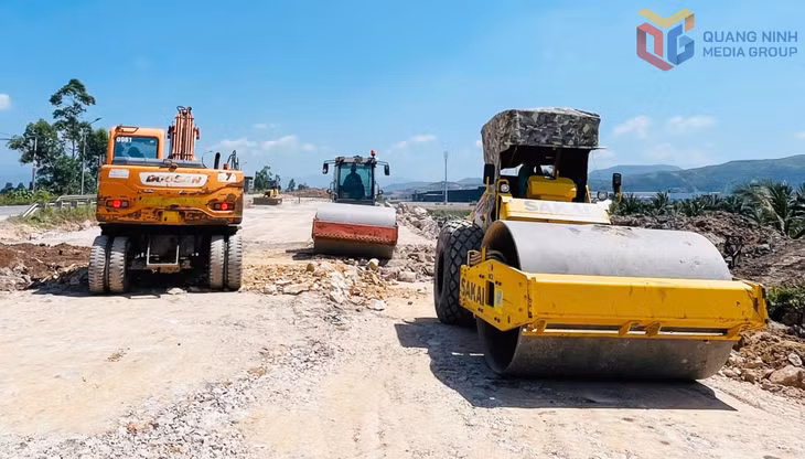 Dự án nâng cấp đường tỉnh 338 (đoạn từ nút giao đường dẫn cầu Bến Rừng đến Quốc lộ 18) đang được các đơn vị thi công đẩy nhanh tiến độ trong điều kiện thời tiết nắng nóng.