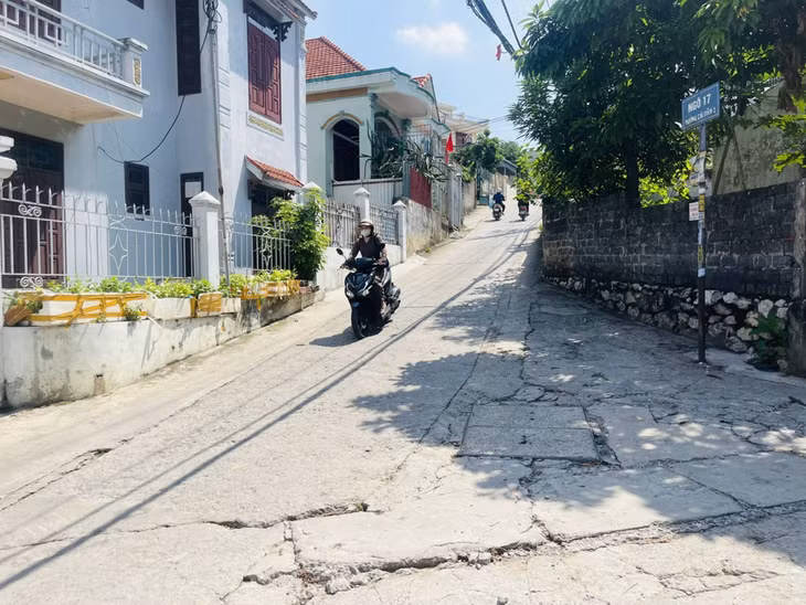 Tình trạng xuống cấp tại tuyến đường dân sinh khu 7, phường Bãi Cháy. (Ảnh chụp tháng 3/2026)