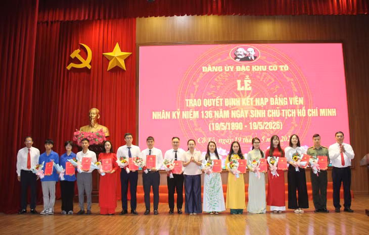 13 quần chúng ưu tú của đặc khu Cô Tô vinh dự được kết nạp vào hàng ngũ của Đảng Cộng sản Việt Nam nhân dịp kỷ niệm 136 năm Ngày sinh Chủ tịch Hồ Chí Minh 19/5 (1890-2026).