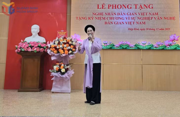 Nghệ nhân Vũ Thị Nhàn biểu diễn hát đúm trên sân khấu.