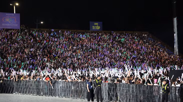 Carnaval Hạ Long 2026 thu hút hơn 80.000 người dân và du khách tới tham dự. Ảnh: Minh Hà