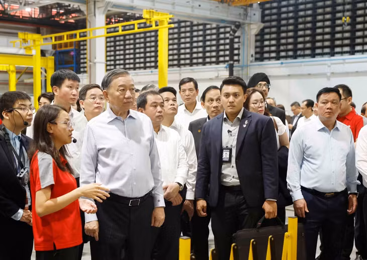 Tổng Bí thư, Chủ tịch nước Tô Lâm và các đại biểu Việt Nam thăm Trung tâm Thử nghiệm Đường sắt Singapore. Ảnh: TTXVN