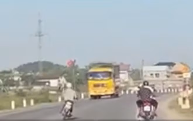 Cảnh sát giao thông đang xác minh clip nam thanh niên điều khiển xe máy lạng lách, đánh võng trên đường N5. Ảnh cắt từ clip