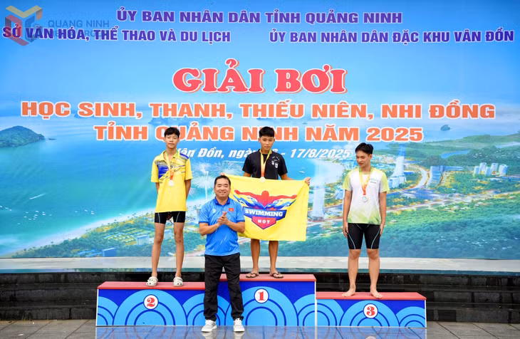 Sở VH-TT&amp;DL tổ chức giải bơi các lứa tuổi toàn tỉnh và nhiều giải bơi phong trào thường niên, động viên, thúc đẩy phong trào bơi ở các địa phương trong tỉnh.