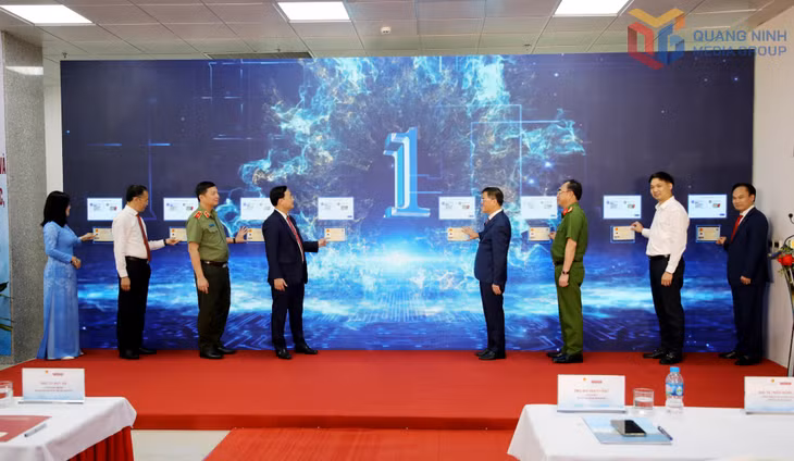 Các đại biểu thực hiện nghi thức ra mắt mô hình Kiosk thông minh tại Trung tâm Phục vụ hành chính công tỉnh do UBND tỉnh phối hợp với Ngân hàng Nông nghiệp và Phát triển Nông thôn (Agribank) Việt Nam tổ chức lễ ra mắt vào ngày 29/4.
