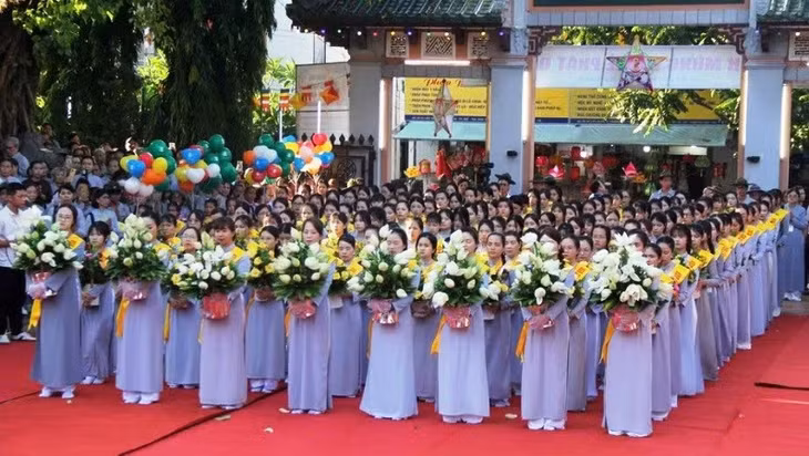 Nghi thức dâng hoa nguyện cầu quốc thái dân an, thế giới hoà bình, chúng sanh an lạc.