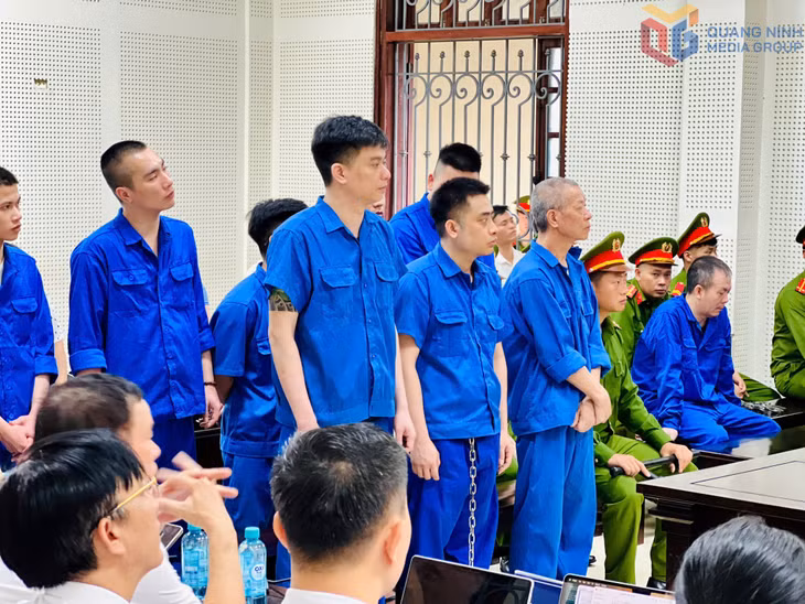 Các bị cáo tại phiên tòa sáng ngày 15/5