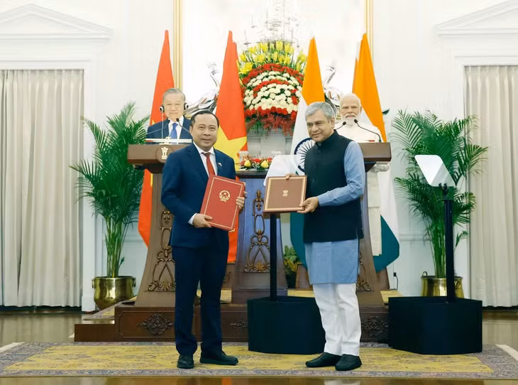Tổng Bí thư, Chủ tịch nước Tô Lâm và Thủ tướng Cộng hòa Ấn Độ Narendra Modi chứng kiến lễ trao các văn kiện hợp tác giữa 2 nước. (Ảnh: TTXVN)