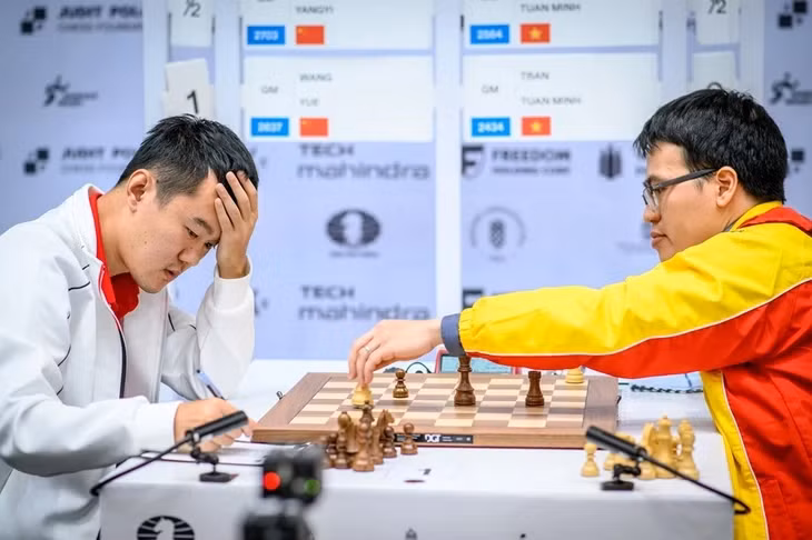 Lê Quang Liêm (trái) đánh bại Ding Liren Olympiad 2024 - Ảnh: FIDE
