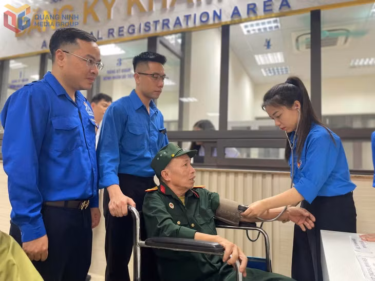 Đoàn phường Quang Hanh phối hợp với các đơn vị tổ chức chương trình tư vấn, khám bệnh miễn phí dành cho hội viên Hội Cựu chiến binh và người có công trên địa bàn phường.